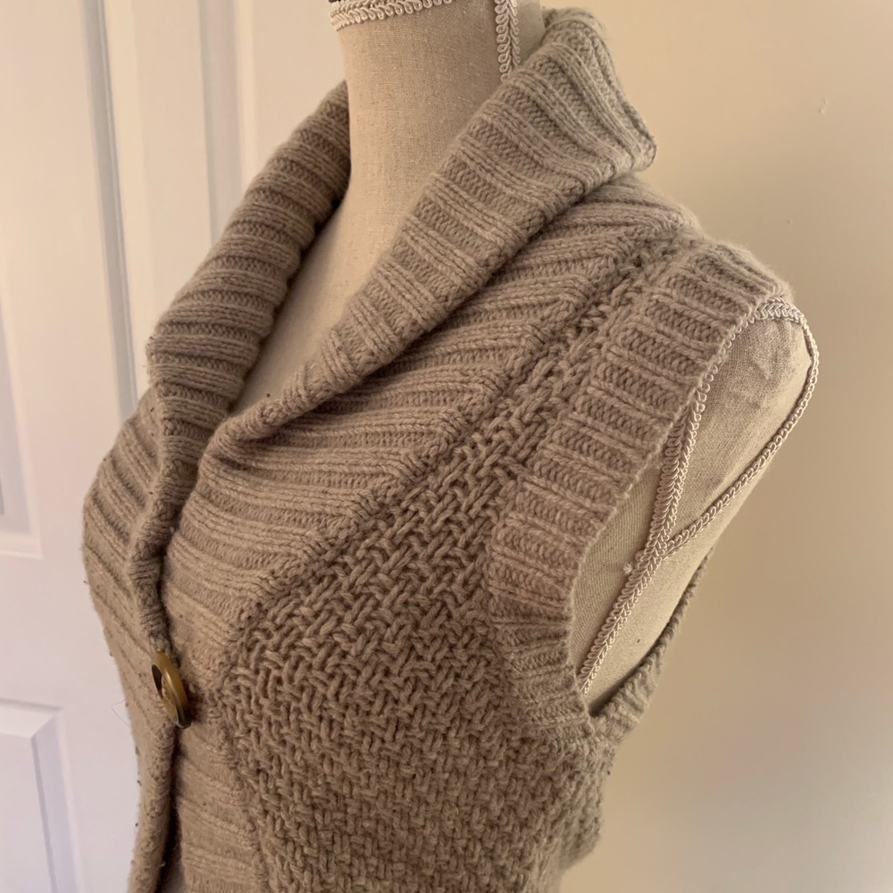 Abercrombie & Fitch XS tan woolen sleeveless top - Picture 2 of 8